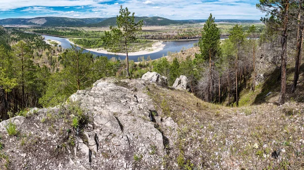 Yüksek kıyıdan Irkut Nehri'nin görünümü