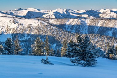 Khamar-Daban ridge görünümünü sabah