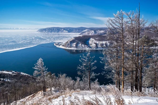 Vista da fonte de Angara perto da aldeia de Listvyanka — Fotografia de Stock