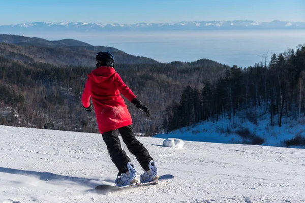 Menina snowboard na encosta da montanha — Fotografia de Stock