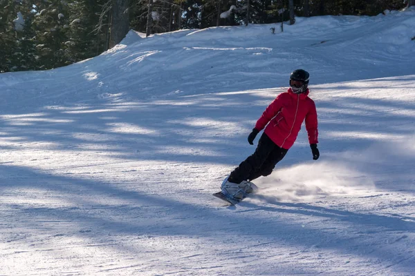 Snowboarder γλιστρά κάτω από το χιονισμένο λόφο — Φωτογραφία Αρχείου