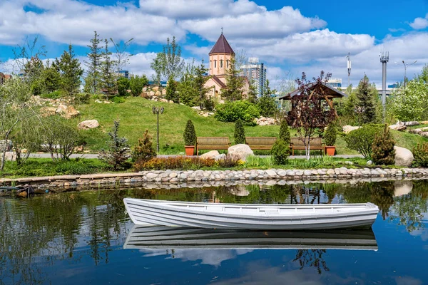 Krasnoyarsk Dreams Park bahçelerde güzel gölet