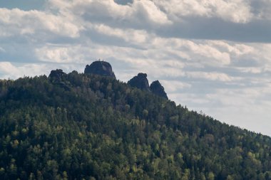 Krasnoyarsk Pillars saklıdır. İlk sütun, ikinci ayağı ve büyükbaba kayalar görünümünü