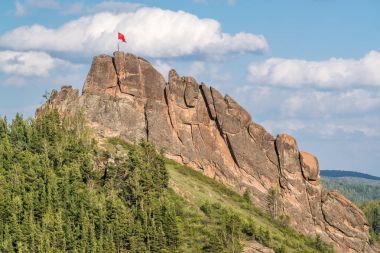Krasnoyarsk Pillars saklıdır. Kayada Takmak görüntülemek