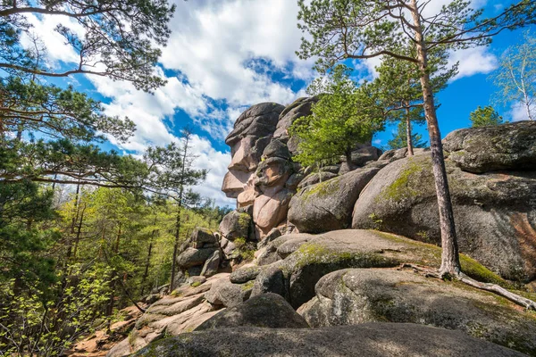 Krasnoyarsk Pillars saklıdır. Dedesi ayağı