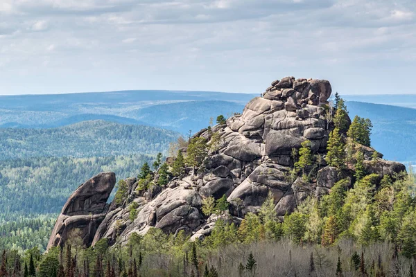 Krasnoyarsk Pillars saklıdır. İlk ayağı, dördüncü ayağı görünümünden