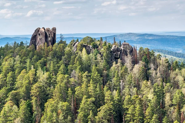 Krasnoyarsk Pillars saklıdır. Kayalar tüyler görünümünü ve aslan kapı