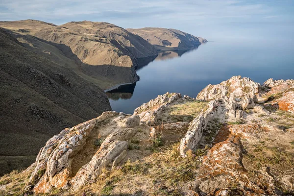 Красивый вид на залив Айя, озеро Байкал — стоковое фото