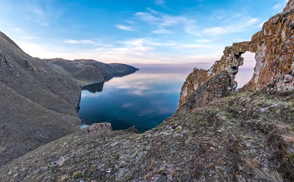 Piękny łuk w skale w zatoce Aya — Zdjęcie stockowe