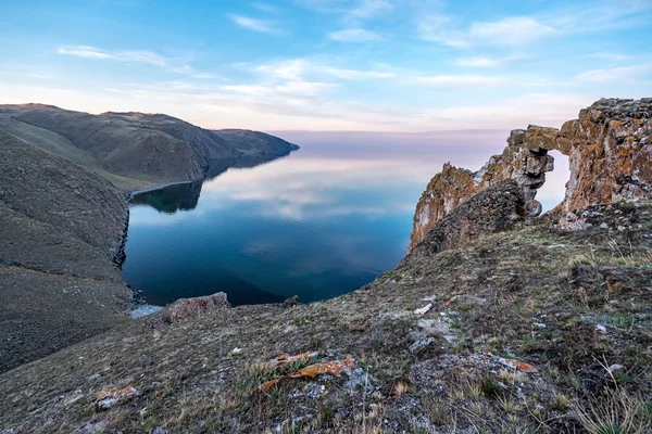 Piękny łuk w skale w zatoce Aya — Zdjęcie stockowe