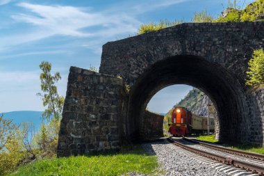 25 Mayıs 2017 turistik tren sürmek çevre-Baykal demiryolu, Deniz Baykal, Rusya Federasyonu