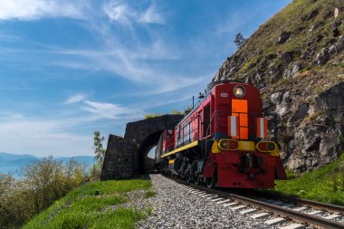 25 Mayıs 2017 turistik tren sürmek çevre-Baykal demiryolu, Deniz Baykal, Rusya Federasyonu