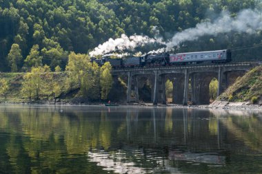 25 Mayıs 2017 Buhar eski lokomotif sürücüler üzerinden Köprü, Baykal Gölü, Rusya Federasyonu