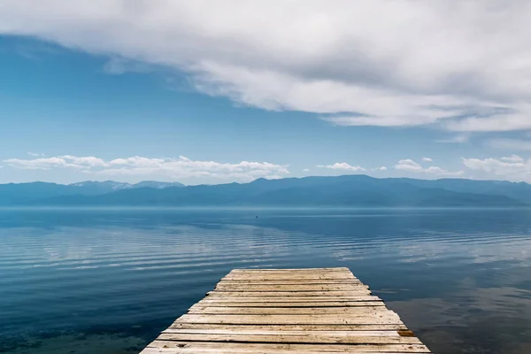 Muelle de madera en el lago Baikal — Foto de Stock