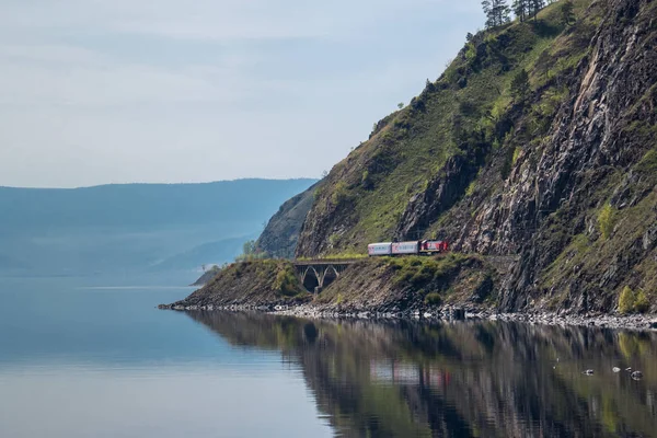 25 de mayo de 2017 Viajes en tren turístico en el ferrocarril Circum-Baikal, lago Baikal, Rusia — Foto de Stock