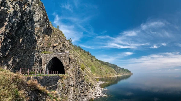 Circum-Baikal ferrocarril. Antiguo túnel en la roca — Foto de Stock
