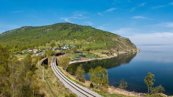 May 25, 2017 La vieja locomotora de vapor se encuentra en la antigua estación de Angasolka, lago Baikal, Rusia —  Fotos de Stock