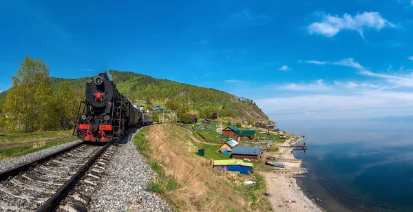 25 Μαΐου 2017 η παλιά ατμομηχανή στέκεται στο παλιό Angasolka σταθμό, λίμνη Βαϊκάλη της Ρωσίας — Φωτογραφία Αρχείου