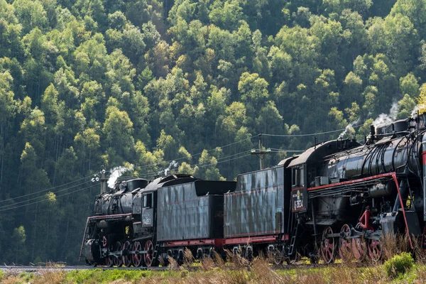 Maio 25, 2017 passeios de trem a vapor turístico na Circum-Baikal Railway, lago Baikal, Rússia — Fotografia de Stock