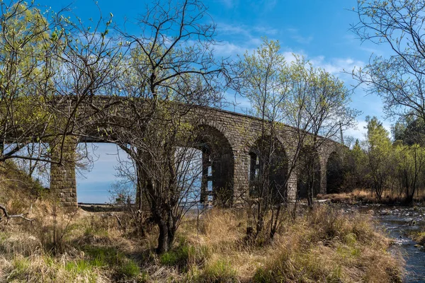 Ferrovia Circum-Baikal. Vecchio ponte ferroviario in muratura — Foto Stock