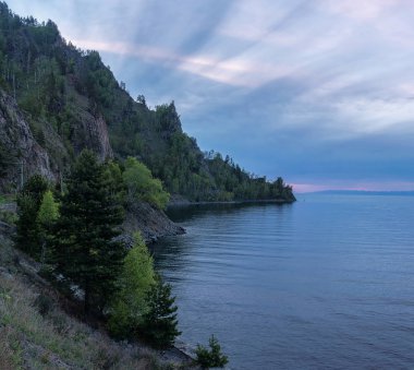 Baykal Gölü kıyı sabahı