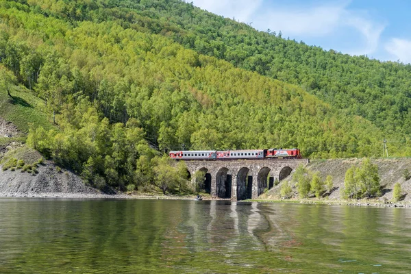 29 Μαΐου 2017: Το τρένο ταξιδεύει πάνω από την γέφυρα την περι-Baikal σιδηροδρόμων, λίμνη Βαϊκάλη της Ρωσίας — Φωτογραφία Αρχείου