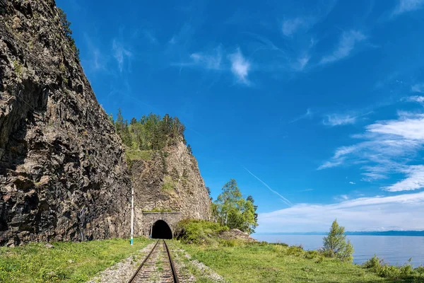 Τούνελ μέσα στο βράχο επί της σιδηροδρομικής γραμμής περι-Baikal — Φωτογραφία Αρχείου