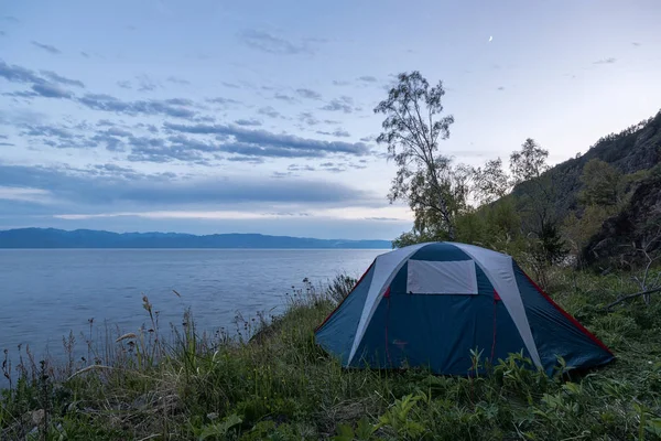 Tourist tent on the shore of Lake Baikal — Stock Photo, Image