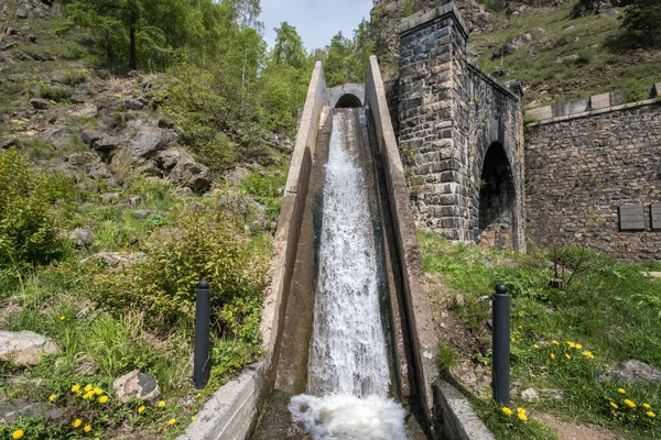 Engineering facilities on the Kirkirei creek. — Stock Photo, Image