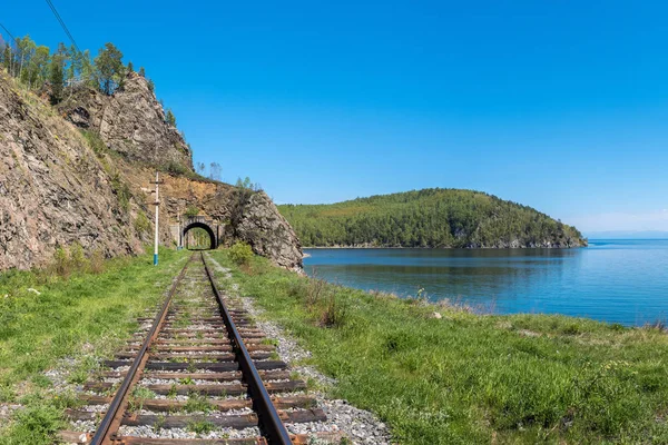 Η μικρότερη σήραγγα επί της σιδηροδρομικής γραμμής περι-Baikal — Φωτογραφία Αρχείου