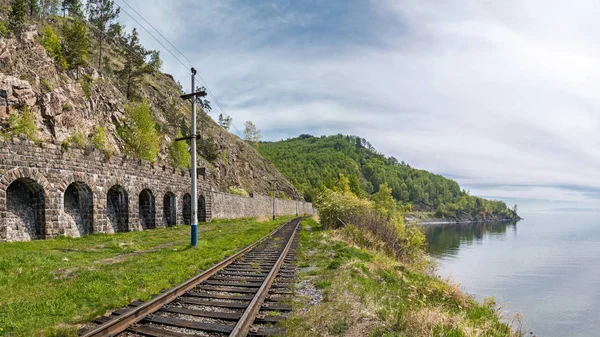 Τοιχοποιία οχύρωση «Ιταλική τοίχο» επί της σιδηροδρομικής γραμμής περι-Baikal — Φωτογραφία Αρχείου