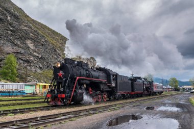 1 Haziran 2017 turistik tren sürmek çevre-Baykal demiryolu, Deniz Baykal, Rusya Federasyonu