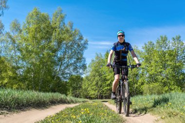 Bir kız bir alan yolda bir bisiklet sürme