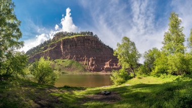 Güzel uçurumdan Shamanka Köyü yakınındaki Irkut nehrinde