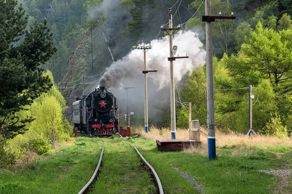Τουριστικές διαδρομές τρένο ατμού επί της σιδηροδρομικής γραμμής περι-Baikal — Φωτογραφία Αρχείου