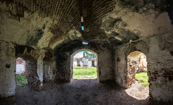 Yok edilen tapınağın içinden görüntülemek