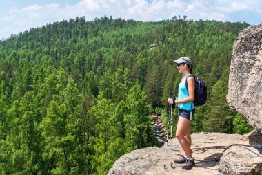 Kız bir uçurumun üstünde duruyor