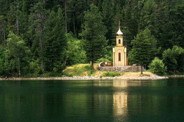 Şapel kutsal Peygamber Kral Süleyman'ın Gölü kıyısındaki Emerald üzerinde