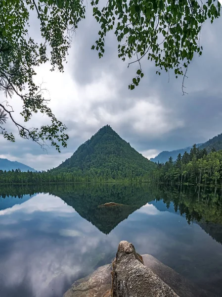 Cap de montagne de Monomakh reflété dans le lac — Photo