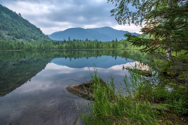 Laghi caldi vicino al fiume Snezhnaya. Regione di Baikal — Foto Stock