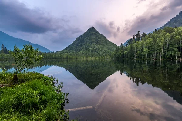 Cap montagna di Monomakh riflesso nel lago — Foto Stock