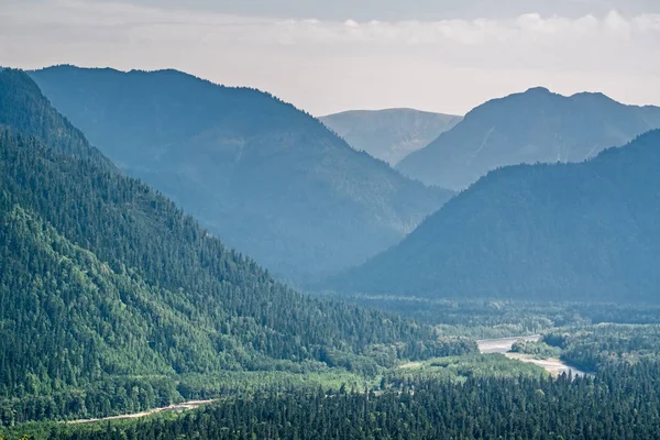 Snezhnaya 川の谷に世モノマフの帽子山からの眺め — ストック写真
