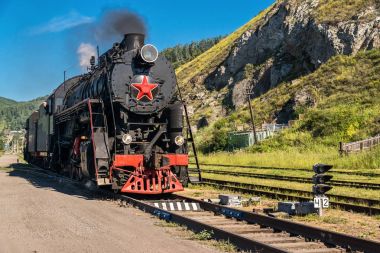 Eski buharlı lokomotif çevre-Baykal demiryolu sürüş