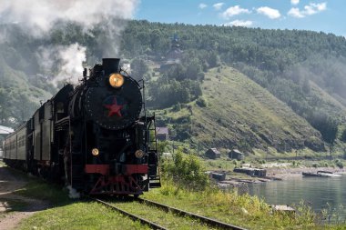 Eski buharlı lokomotif çevre-Baykal demiryolu sürüş