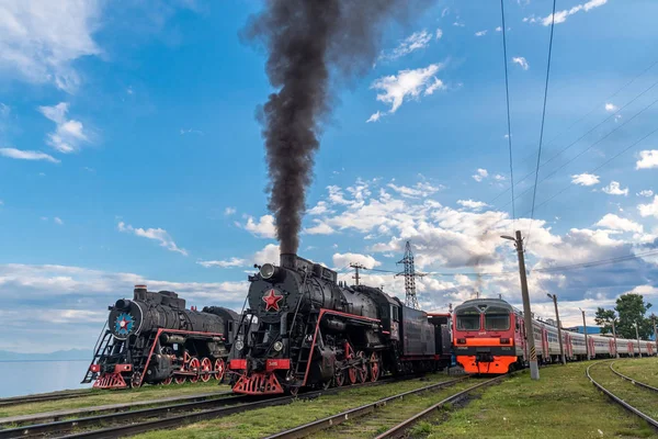 12 de junho de 2017: Duas locomotivas a vapor antigas e uma locomotiva elétrica moderna na Circum-Baikal Railway, lago Baikal, Rússia — Fotografia de Stock