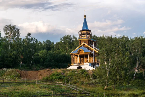Dřevěný kostel ve vesnici Port Bajkal — Stock fotografie