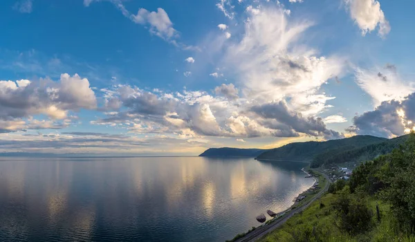Indah matahari terbenam di atas Danau Baikal — Stok Foto
