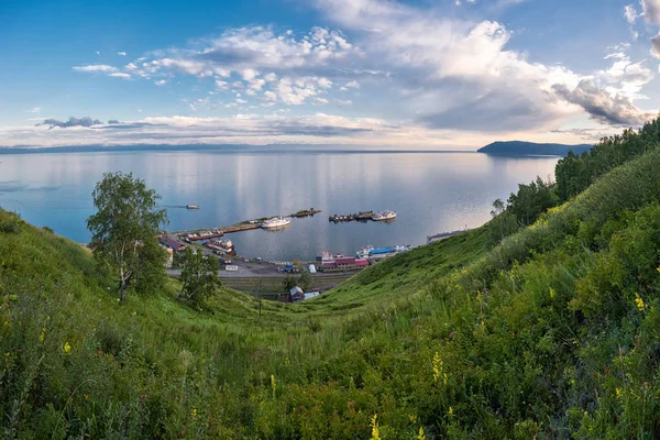 Pemandangan pelabuhan di desa di danau Baikal — Stok Foto