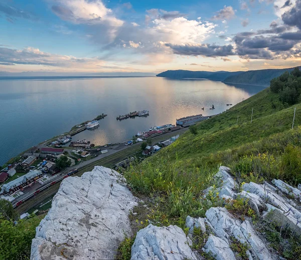 A port a településen, a Bajkál-tó látképe — Stock Fotó