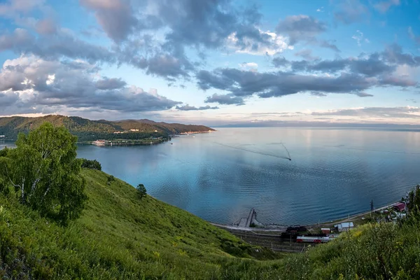 Vue de la baie du Mélèze sur le lac Baïkal — Photo